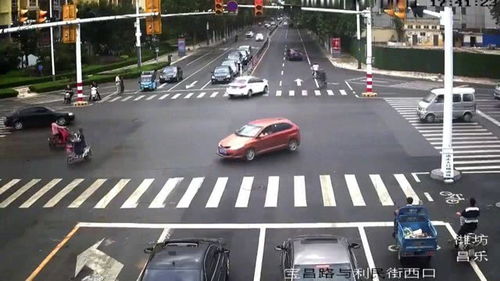 轿车上路飞速行驶,操作失控连撞3车,监控却录下全过程