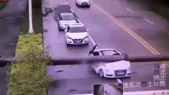 命大还是车质量好 监控拍下惊险瞬间