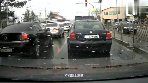 马路上轿车想超车,却被两辆轿车夹在中间,监控还原事发全过程