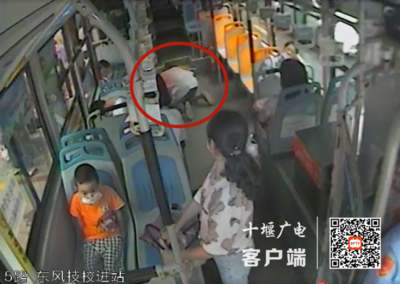 十堰公交车上,老人这一举动让人动容