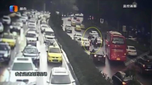 汽车路口突然变道,险些撞上旁边的摩托车,监控拍下惊险一幕