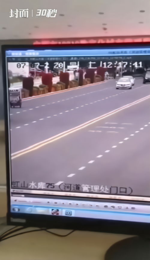 30秒 安顺公交车坠湖前画面曝光 监控显示车辆突然加速左转冲破护栏坠湖