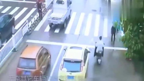 黄色轿车为什么横在路中间,监控拍下暖心的一幕