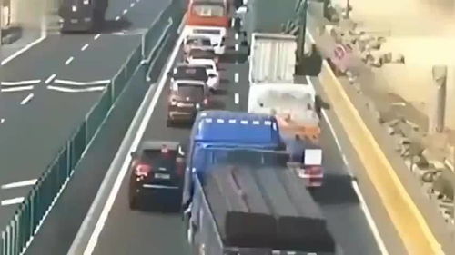 监控 浙江司机为了避开油罐车,货车司机选择连撞五辆轿车
