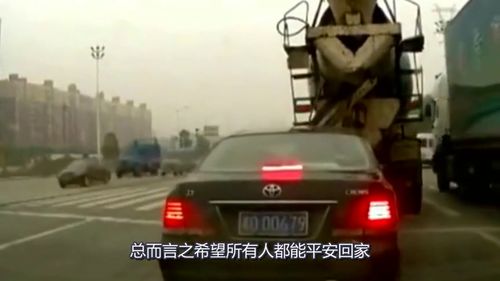 轿车惹恼油罐车,监控拍下油罐车危险的一幕 太让人气愤