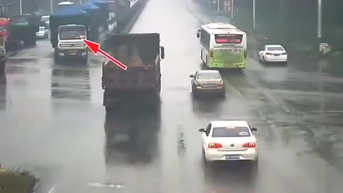 监控实拍 大货车路口玩漂移,吓得别人赶紧跳车了,任性