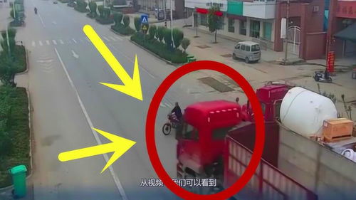 摩托车躲过一辆大货车开始嘚瑟,就被另一辆截杀,监控还原全过程