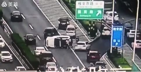 石家庄一轿车随意变道致使他车侧翻 监控视频还原事故全过程