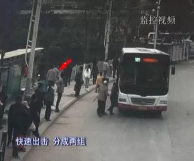 西宁一女子在公交车站手机被盗,警方果断出击,迅速擒获胆大窃贼