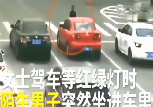 女交警在红灯路口弃车而逃,交警看完监控后 比电影还邪性