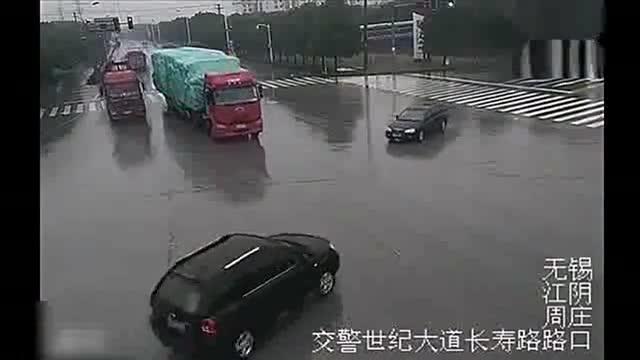 监控实拍 小轿车打死都没料到,几辆大货车会同时闯红灯,监控拍下惨烈的画面