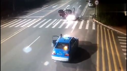 出租车停靠在路边,迎面过来一辆红色轿车,监控拍下这样的过程
