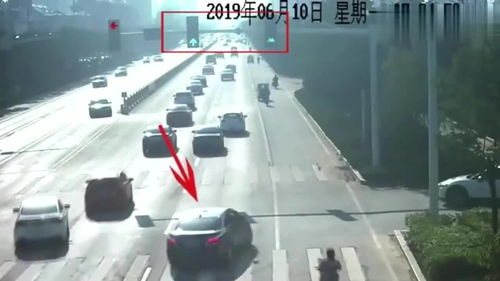 监控 轿车转弯不观察路况,电动车大妈避让不及,径直撞上后倒地不起