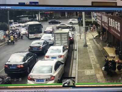 郴州一学生被卷入公交车底 众人合力抬车救人