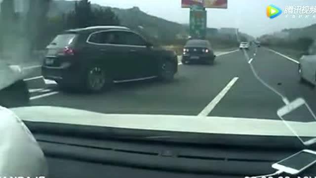 高速保持车距真的很重要,监控拍到躲闪不及的惨祸