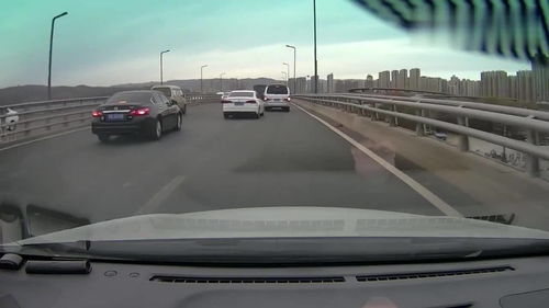 监控 跟着面包车变道,谁料前车一个急刹直接追尾,这责任该怎么算