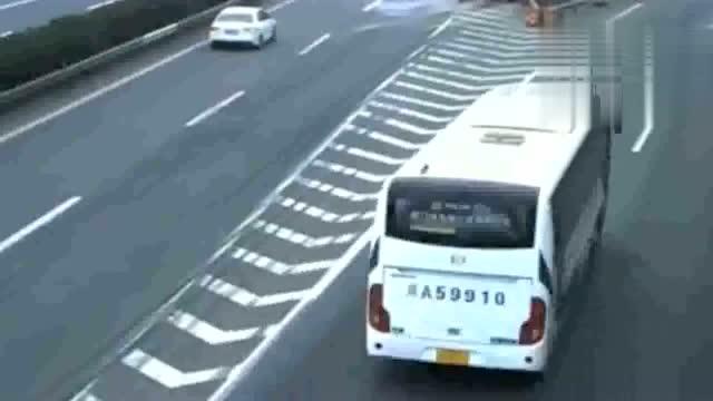 如果没有监控,根本看不到这4辆车发生了什么