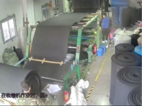 静电引发工厂火灾惊魂一刻 车辆监控录下全过程